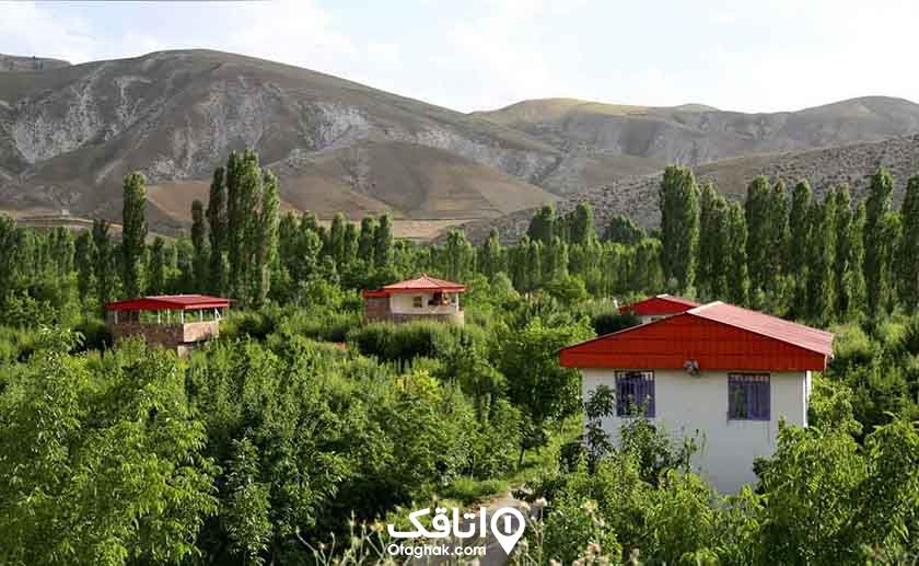 ویلاهای روستایی با سقف شیب دار نارنجی رنگ وسط باغ های پر از درخت