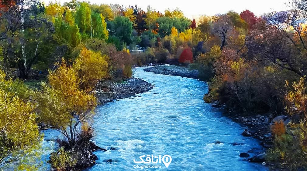 رودخانه کردان در فصل پاییز بین درختانی با رنگ های زرد و نارنجی