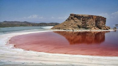 نمایی از رنگ صورتی دریاچه ارومیه در روز