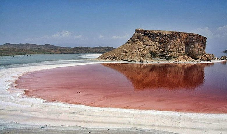 نمایی از رنگ صورتی دریاچه ارومیه در روز
