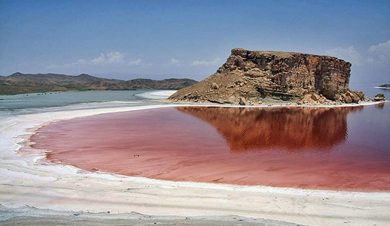 نمایی از رنگ صورتی دریاچه ارومیه در روز