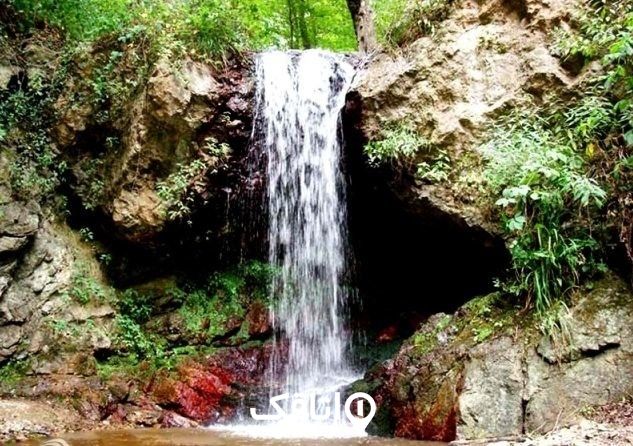 آبشار لارمحله که از یه صخره به زمین میریزد