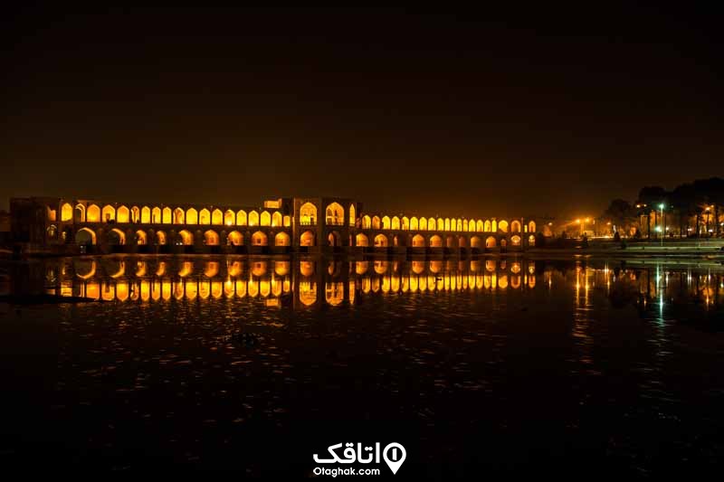 نمایی از پل خواجو اصفهان در شب 