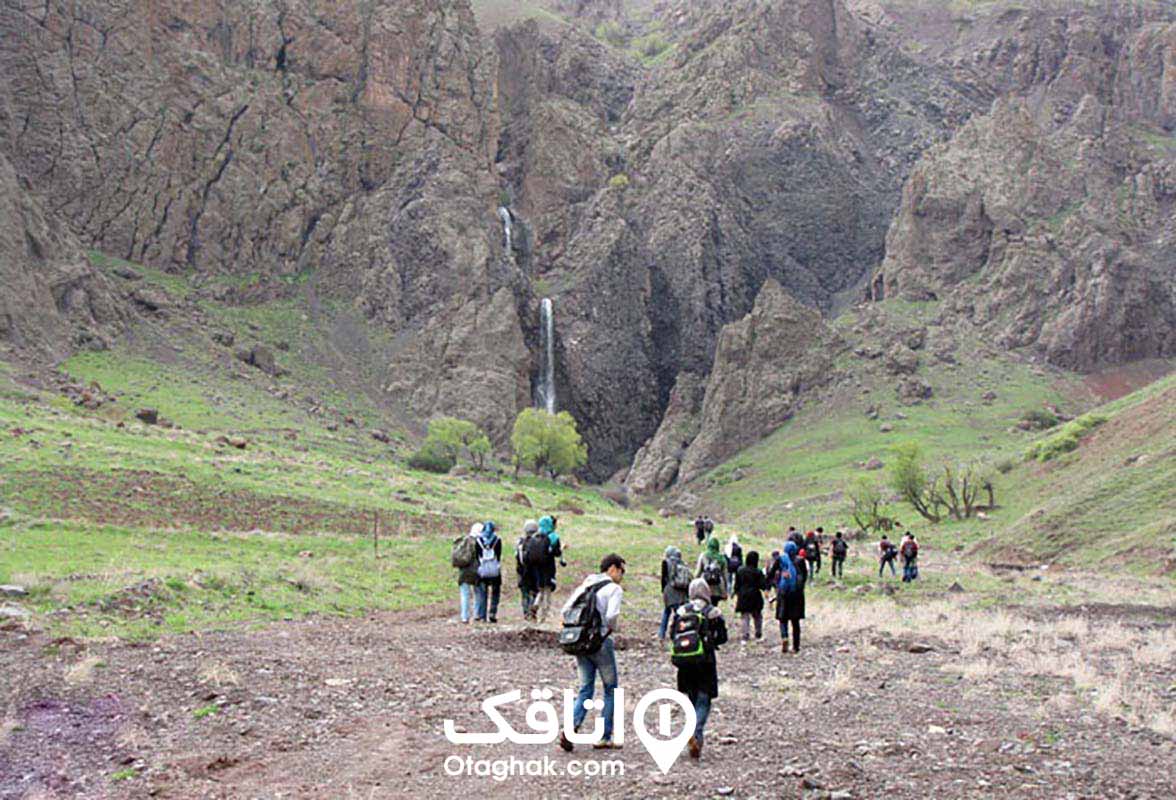 افرادی در حال نزدیک شدن به آبشار شله