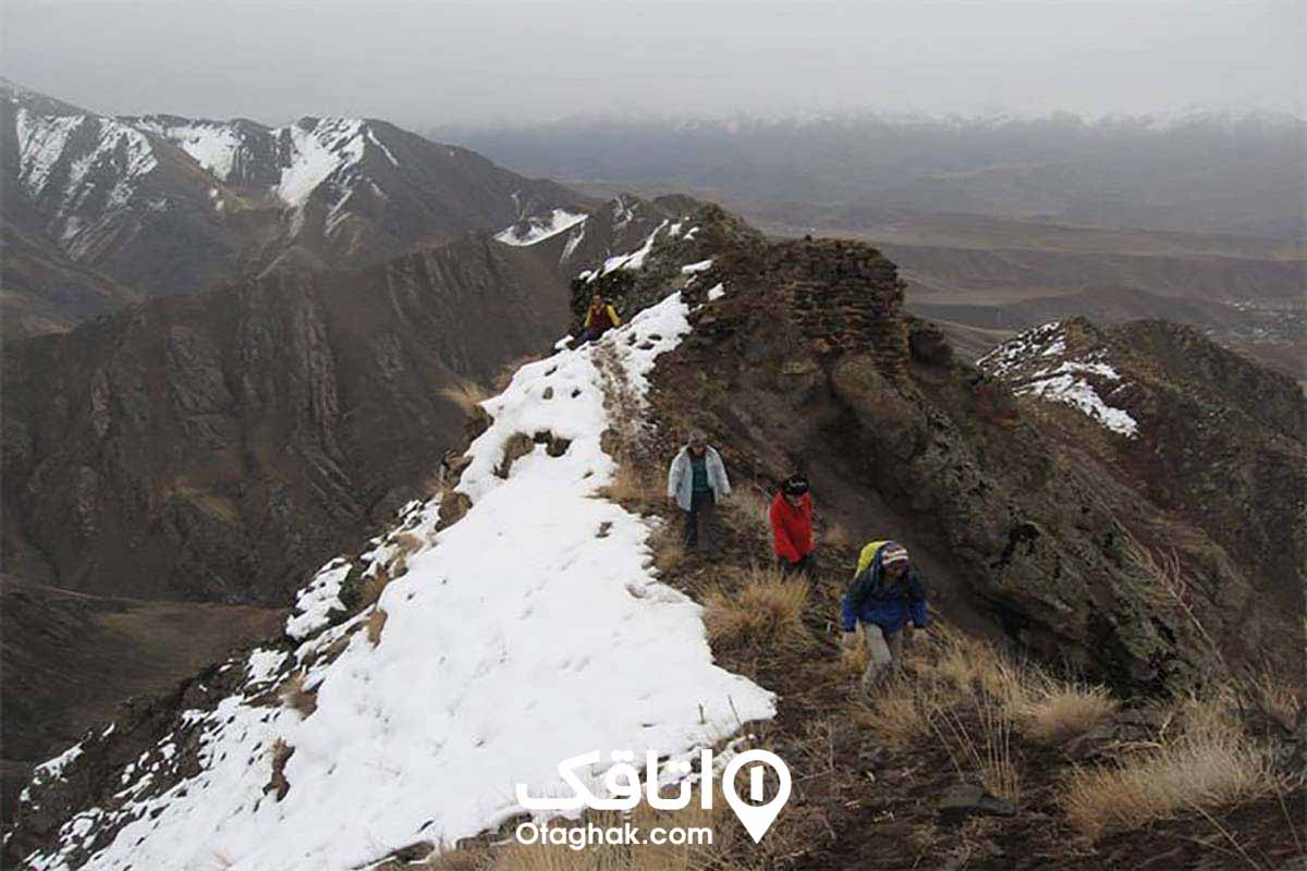 کوهنوردان در حال کوه پیمایی روی قلعه های تاریخی طالقان