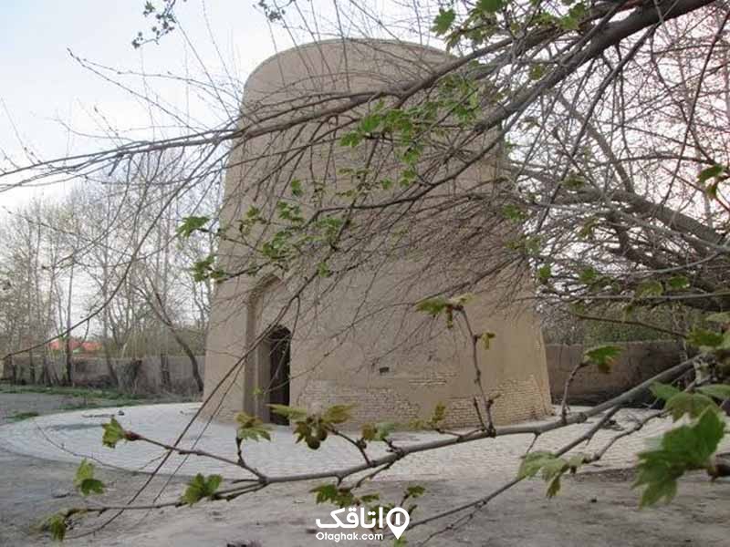 ساختمان قدیمی و خشتی استوانه ای شکل به اسم مقبره بابا محمود شهریار