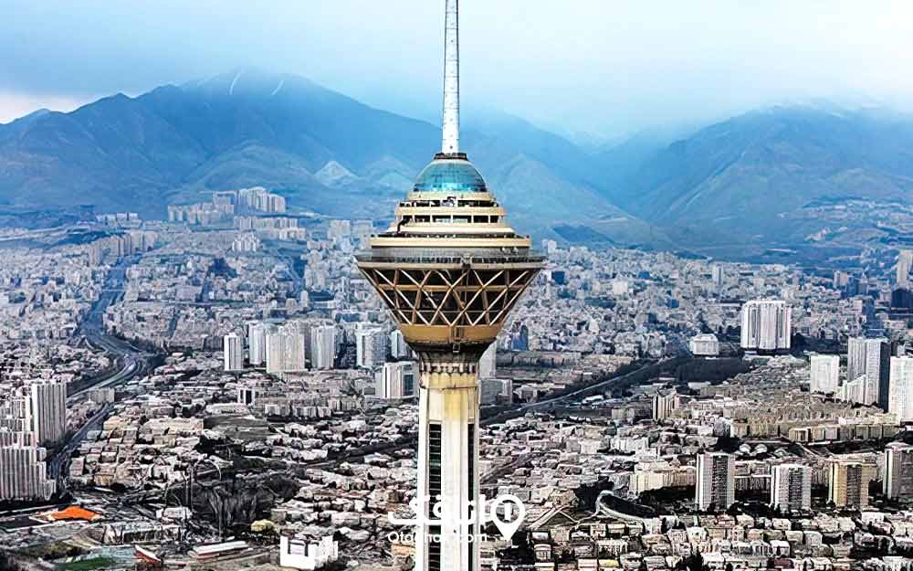قسمت بالایی بلند ترین برج ایران به نام برج میلاد و منظره شهر تهران
