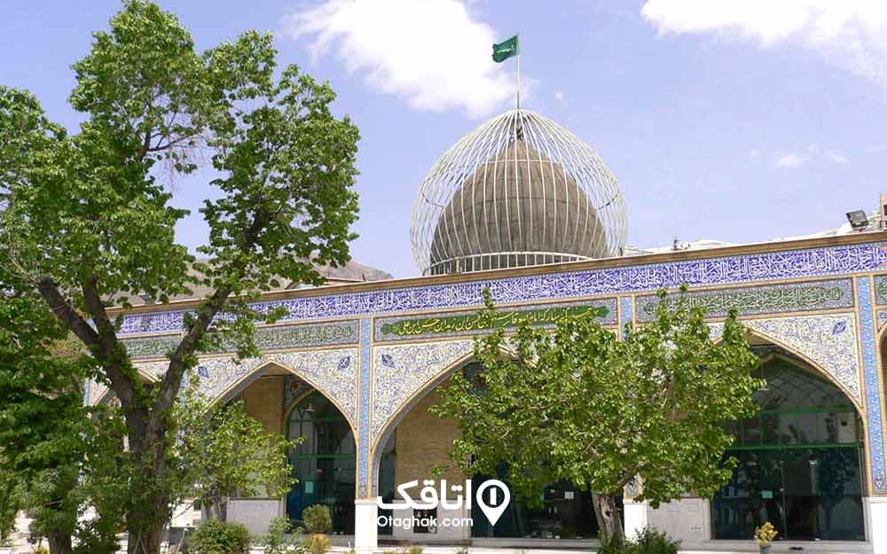 نمایی از شبستان و گنبدی که در حال آماده سازی برای تزیین است به نام امام زاده قاسم 