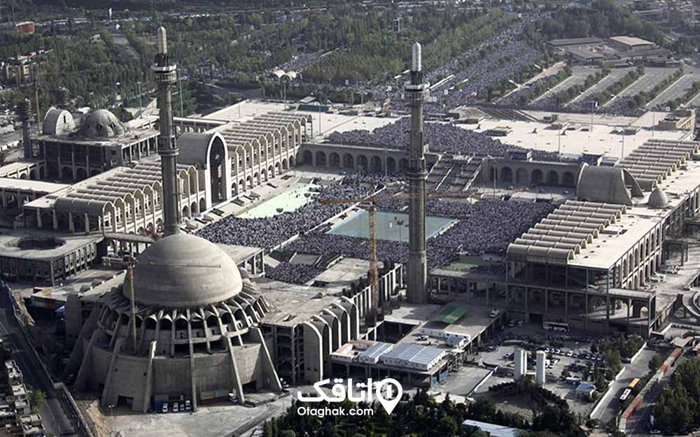 نمایی از بالای ساختمانی بزرگ با حیاط و محوطه ای گسترده به نام مصلی امام خمینی 