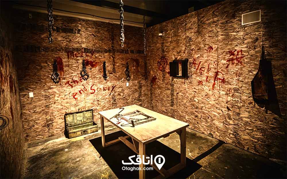 اتاقی با ابزار و وسایل شکنجه و یک میز برای بازی به نام اتاق فرار