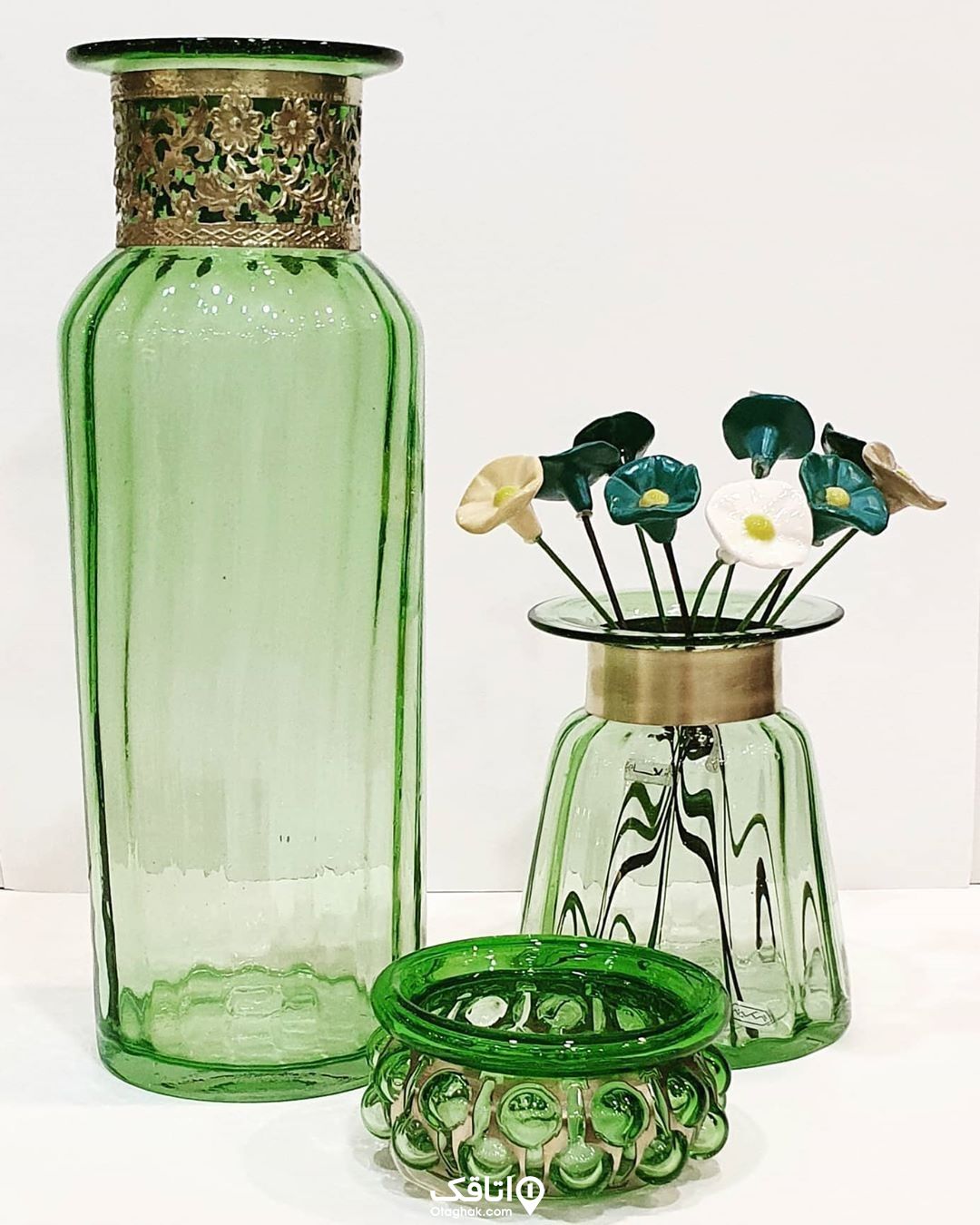 سه گلدان سبز رنگ در سه ابعاد بزرگُ متوسط و کوچک حاصل هنر شیشه‌گری 