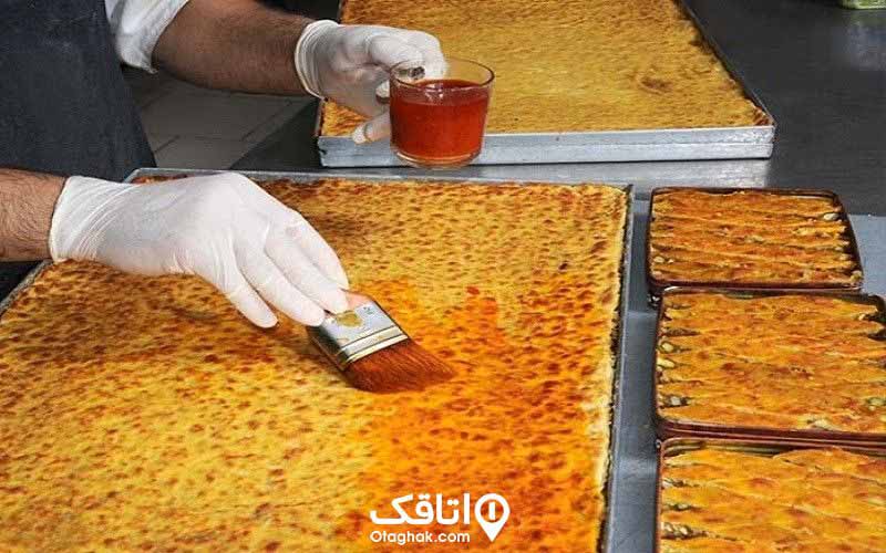 فردی در حال رومال کردن باقلا