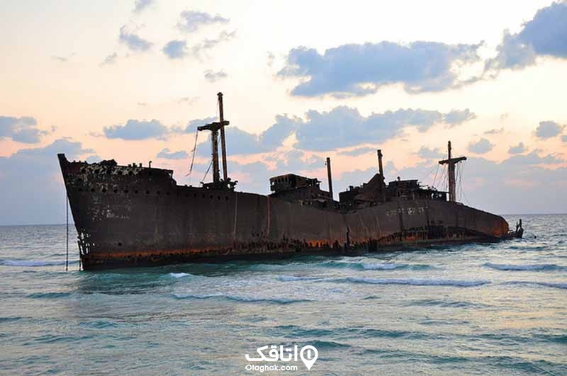 کشتی یونانی قدیمی و زنگ زده در دل دریا