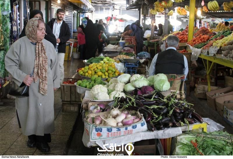 بازار روز در بابلسر، بیک مکان پر از میوه و سیفی جات که تعدادی زن و مرد در حال بازدید و خرید هستن