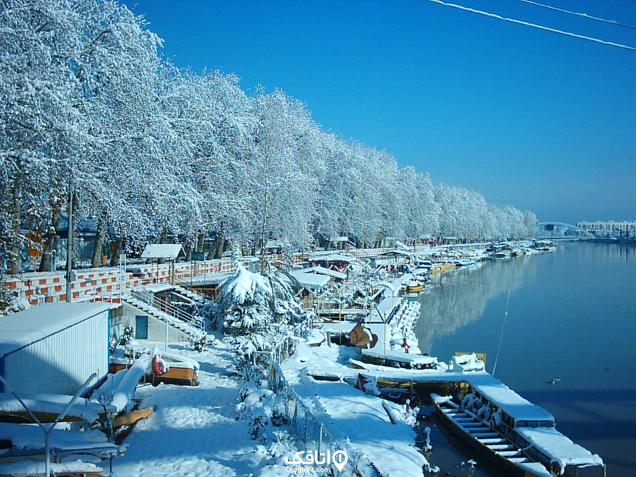 در کنار رودخانه در بابلسر پارک ساحلی قرار دارد که قایق های تفریحی در کنار آن پارک شده اند و روی همه ی آنها پر از برف است