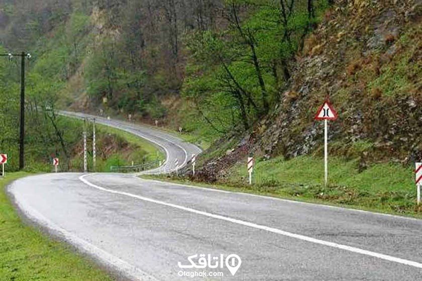 جاده با پیچ ی تند در منطقه ای سر سبز