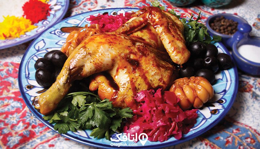 مرغ درسته ای سرخ شده به همراه دور چین جعفری، زیتون سیاه، سیر ترشی و ترشی کلم