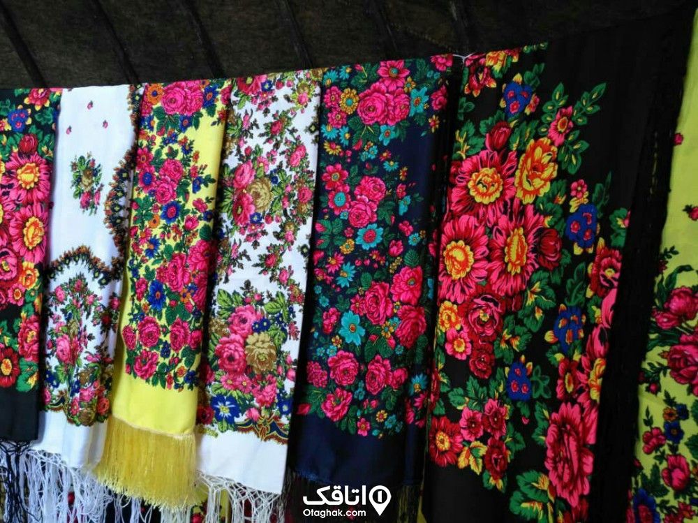 تعدادی روسری گل دار یا طرح های سنتی 