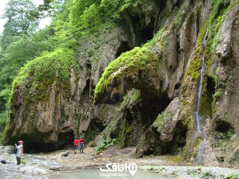 آبشاری خزه بسته و بلند و تعدادی بازدید کننده