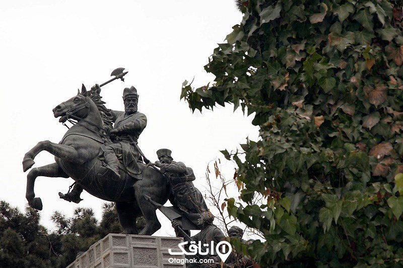 مجسمه از یک مرد با تبری در دست بر روی اسبو مردان دیگری که قصد حمله به وی را دارند