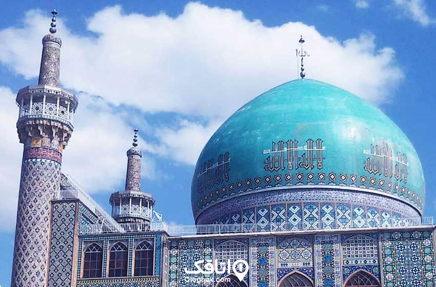 گنبد آبی رنگ و دو گل دسته کاشی کاره شده مسجدی به نام گوهرشاد