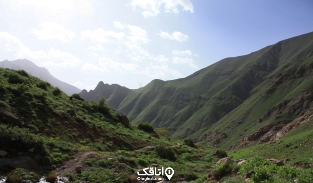 کوه و دشت هایی سر سبز در و آسمانی آبی 