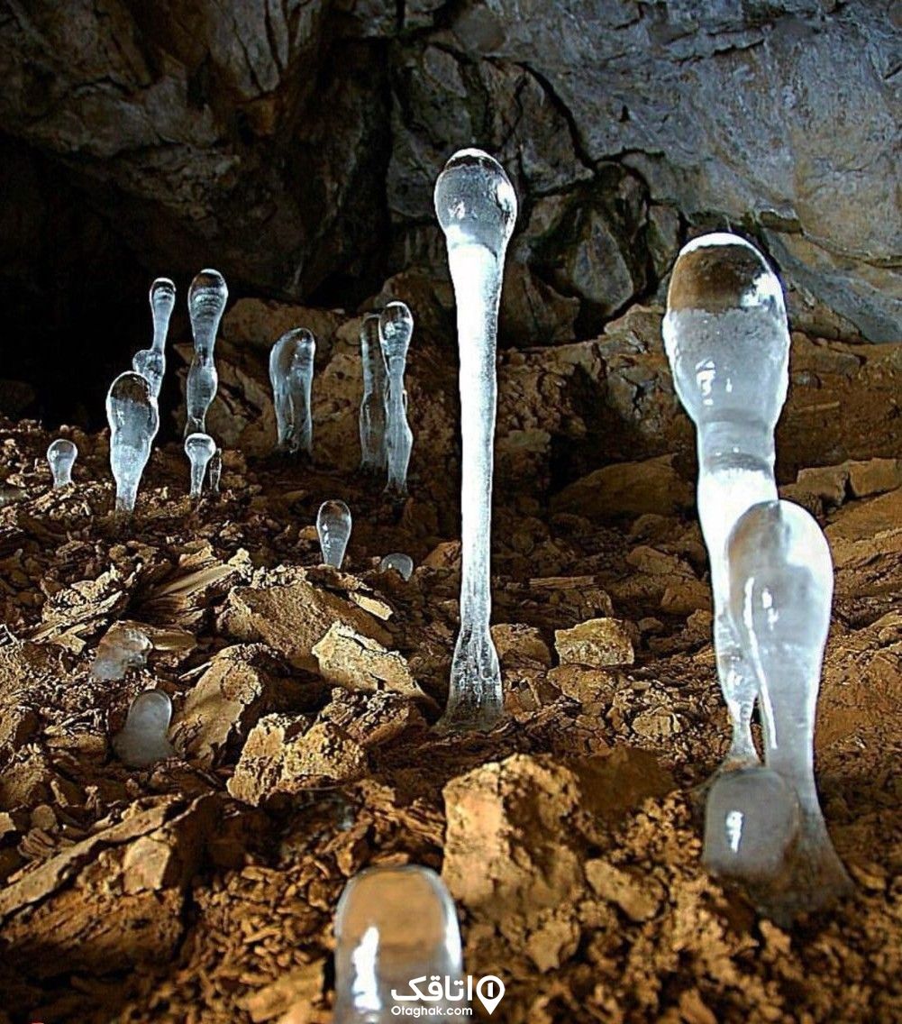 قندیل هایی یخ زده در یک غار