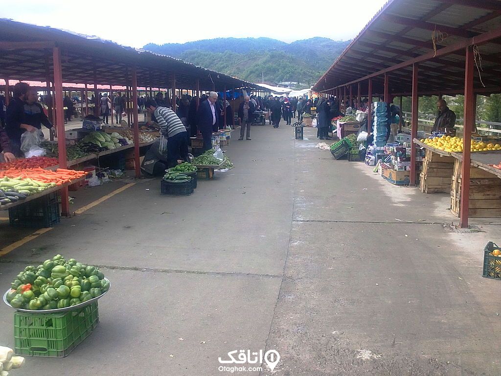 بازار سنتی شهر رامسر با تعدادی قرفه میوه و سبزیجات