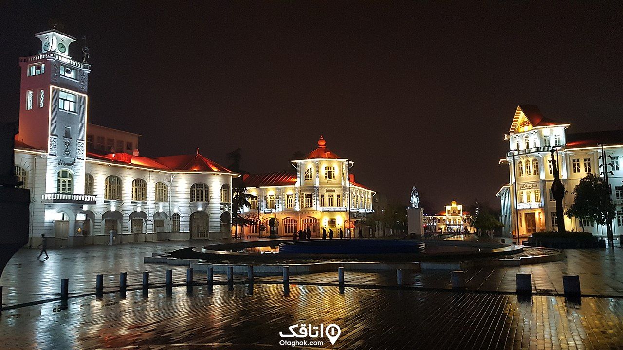 میدان شهرداری رشت در شب 