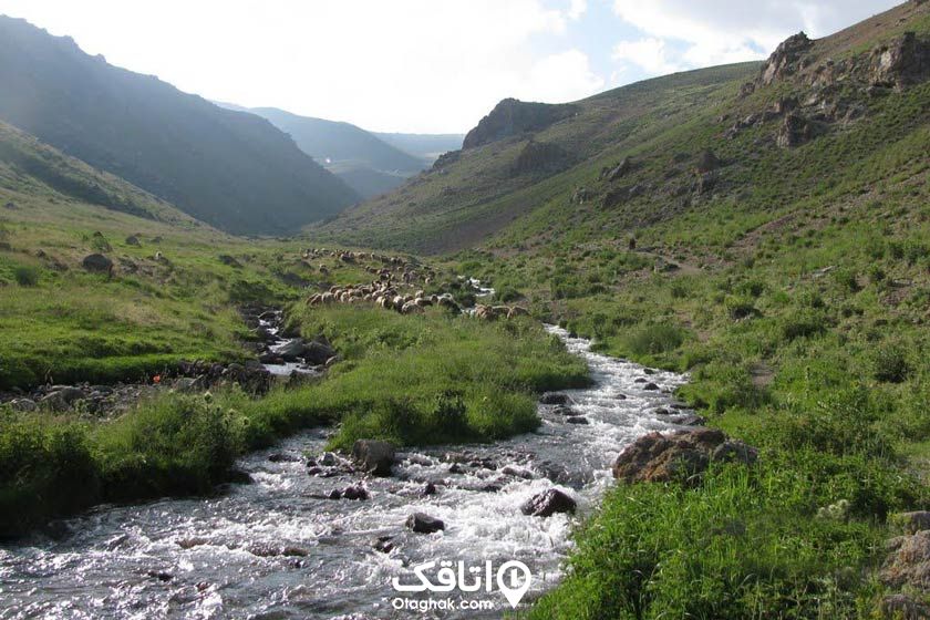 چشمه و آبشار گورگور در نزدیکی روستای آلوارس از بین یک دشت کوهستانی پهناور