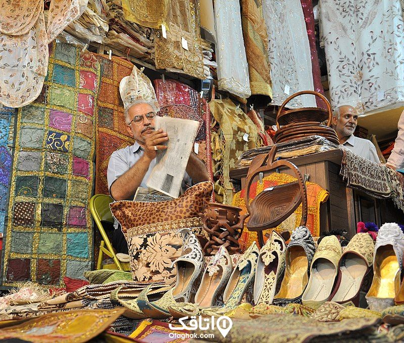 دو مرد داخل یک مغازه صنایع دستی سنتی 