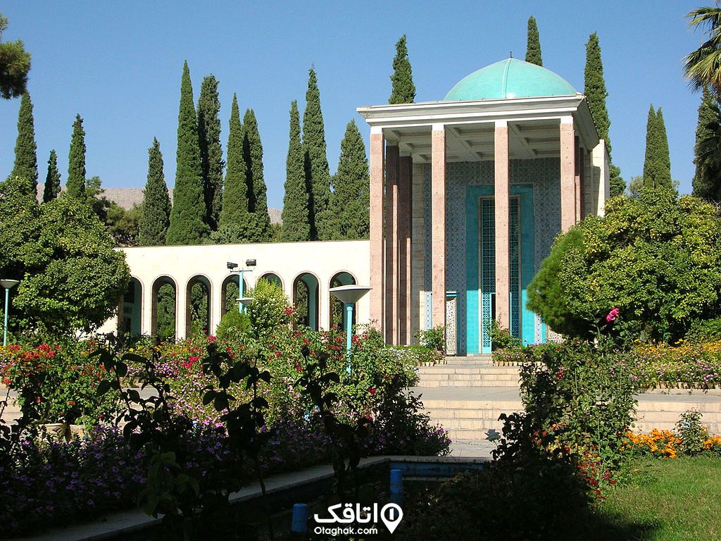 ساختمان سعدیه، ارامگاه سعدی با گنبد آبی رنگ در میان باغی سر سبز