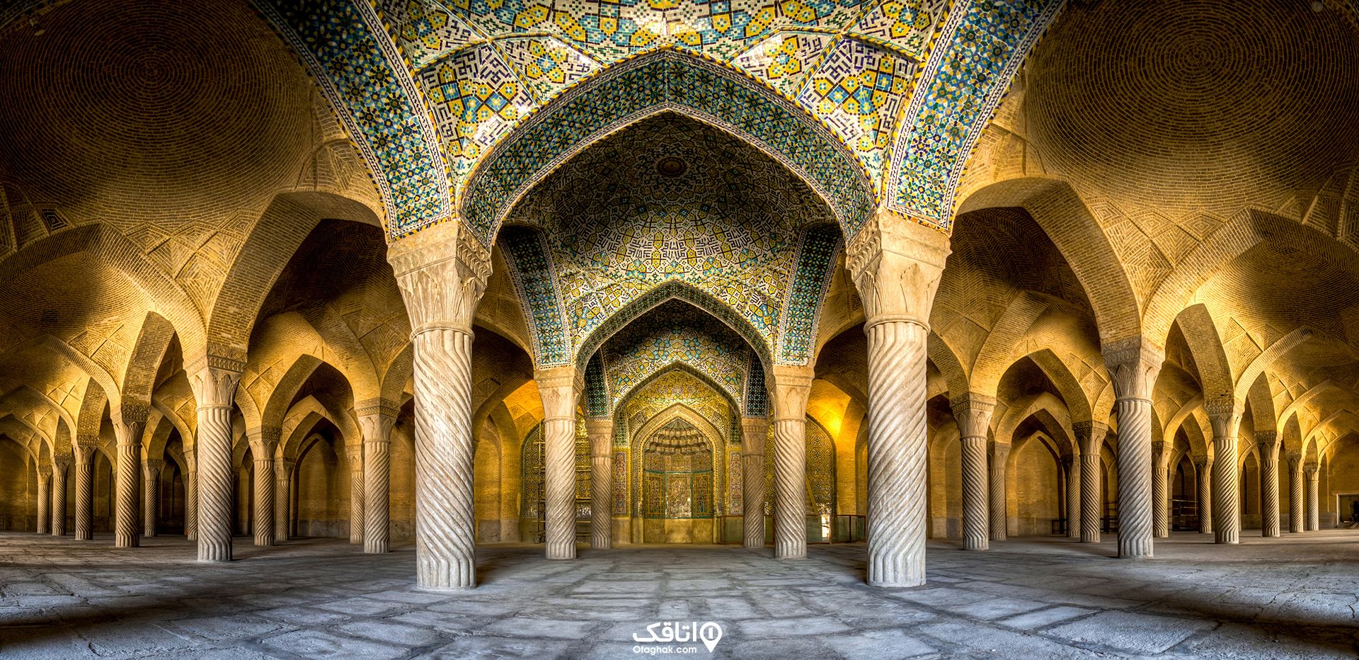 فضای داخلی مسجد وکیل و سقف هایی که با کاشی کاری ایرانی تزیین شده اند