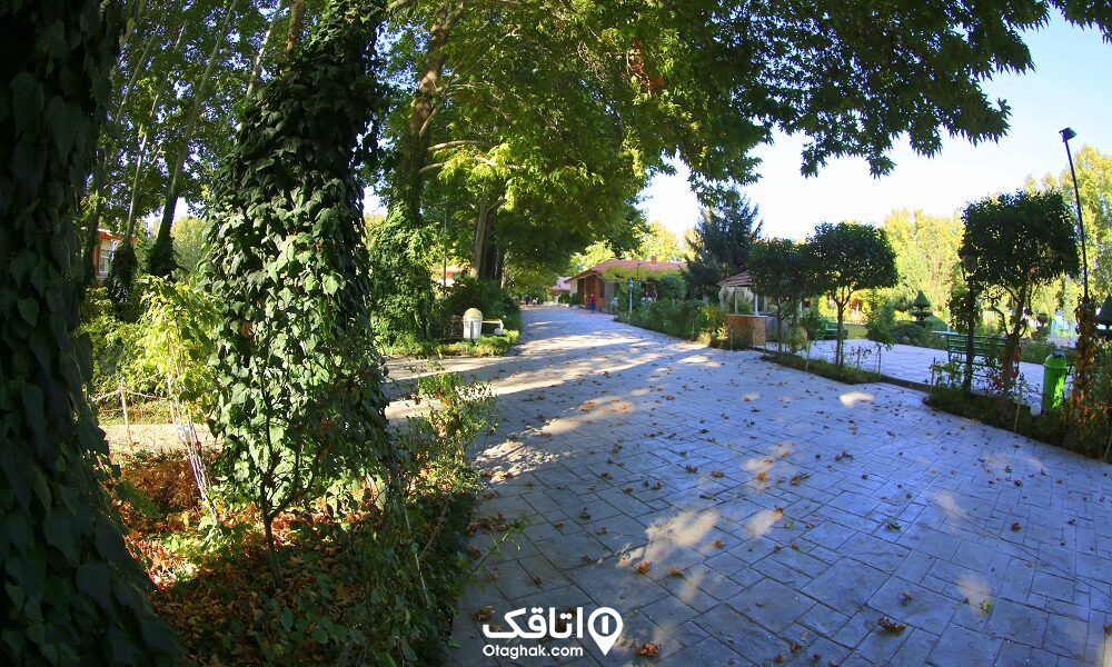 نمایی از محوطه سرسبز دهکده گردشگری چهار باغ