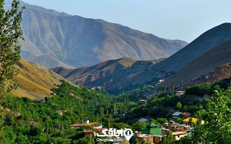 روستایی میان دو کوه و سرسبزی درختانن و سقف رنگی خانه های روستا