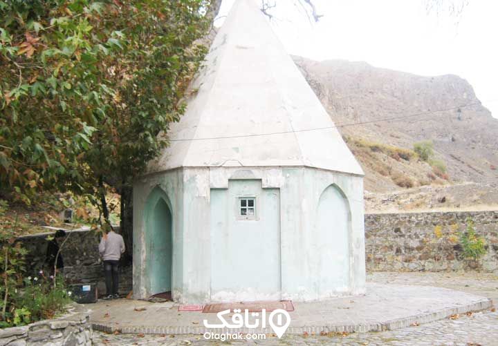 بنایی کوچک و قدیمی با گنبد شش ضلعی به نام امامزاده حمزه