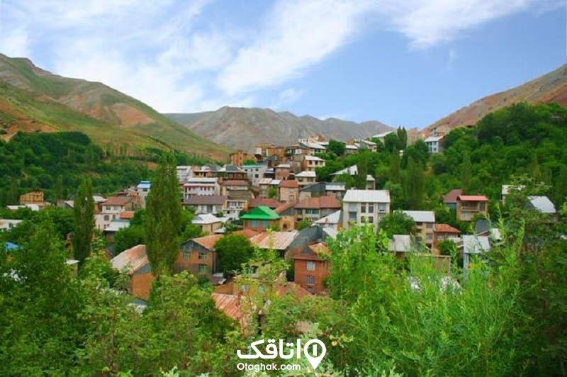 منازل مسکونی و ویلاهای فشم محصور بین درختان و کوهها