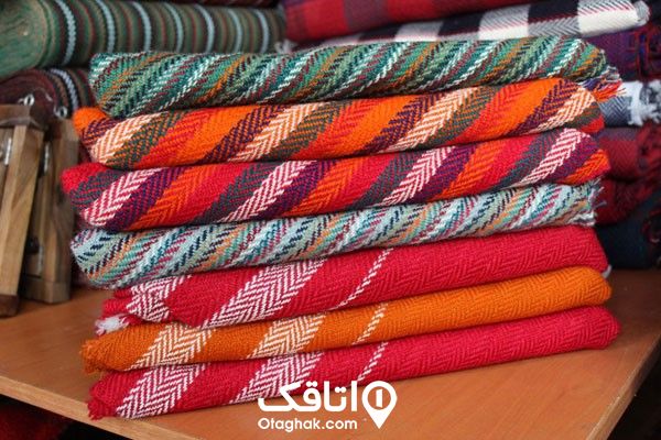7 عدد جاجیم تا شده روی هم قرار گرفته اند 