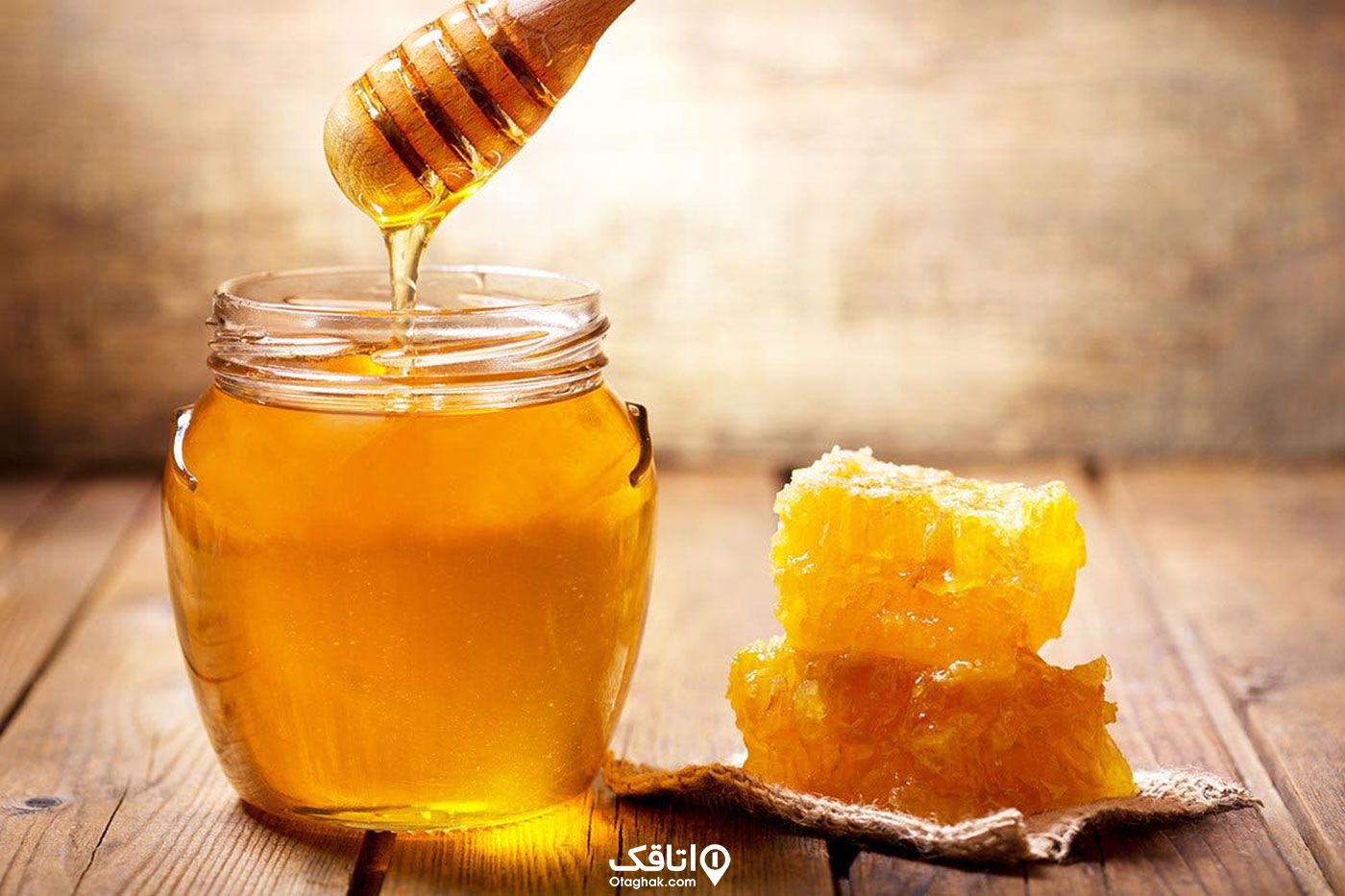 یک شیشه عسل و مقداری موم عسل در کنار ان