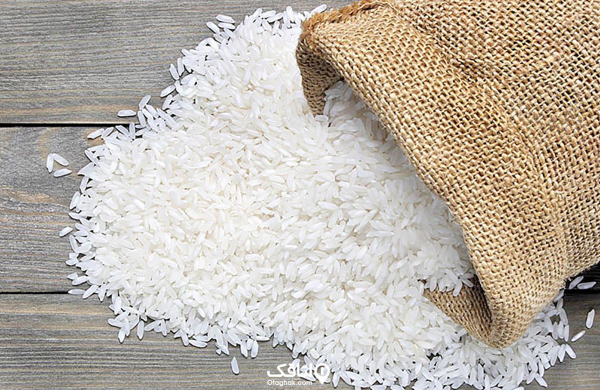 مقداری برنج سر ریز شده از یک گونی کنفی 
