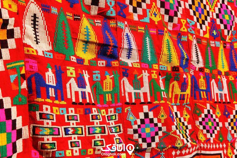 یک چادر شب قرمز با طرح های سنتی و رنگارنگ