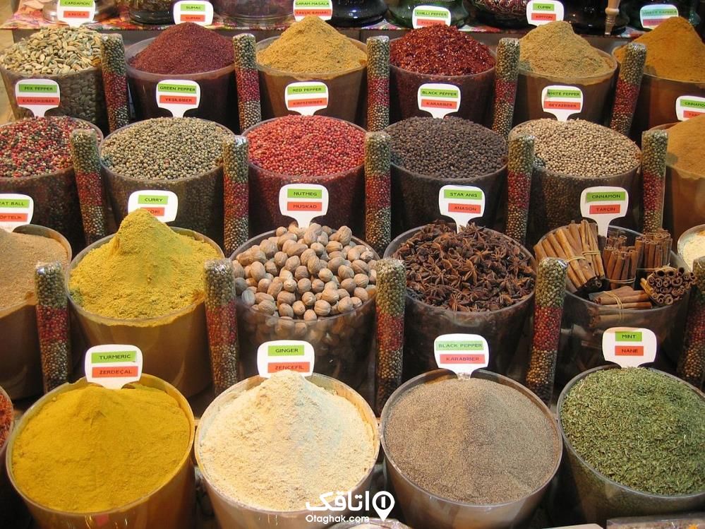 ادویه های مختلف ازجمله چوب دارچین، لیمو عمانی، زرد چوبه، نعنا خشک و پودر سیر و فلفل و ... داخل ظروف بزرگ 