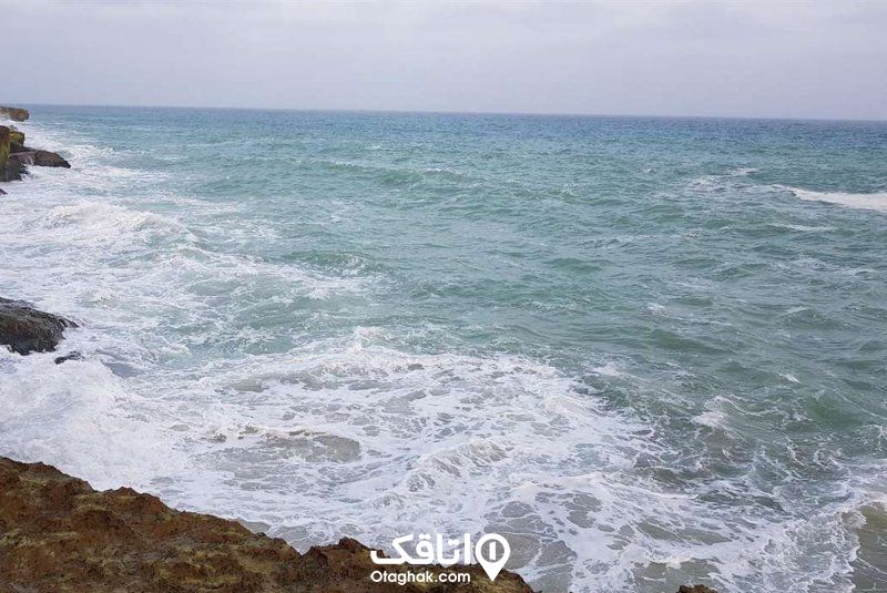 دریای عمان و موج های سفید روی آن