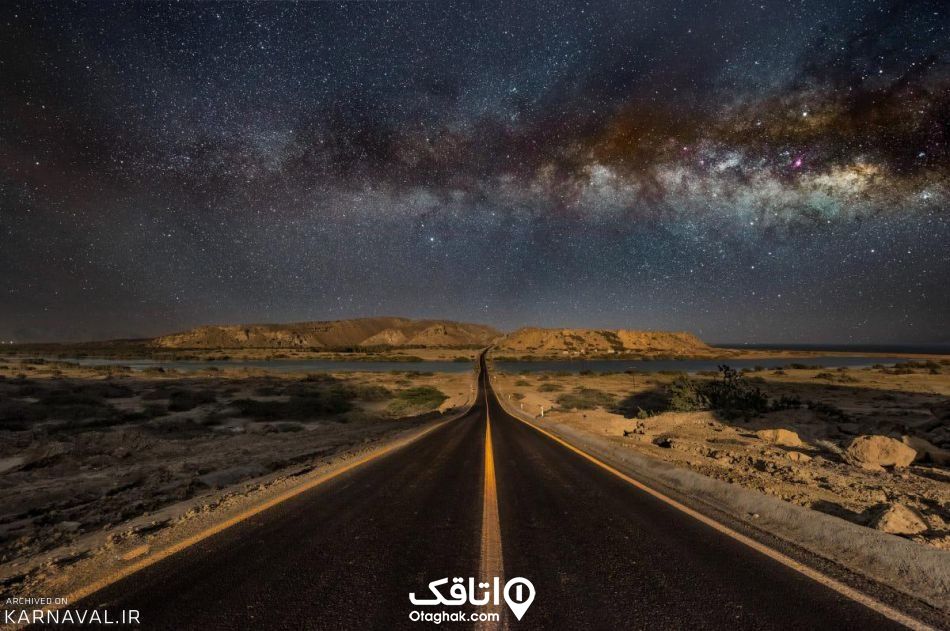 جاده ی مستقیم و طولانی با آسمان پر ستاره در شب