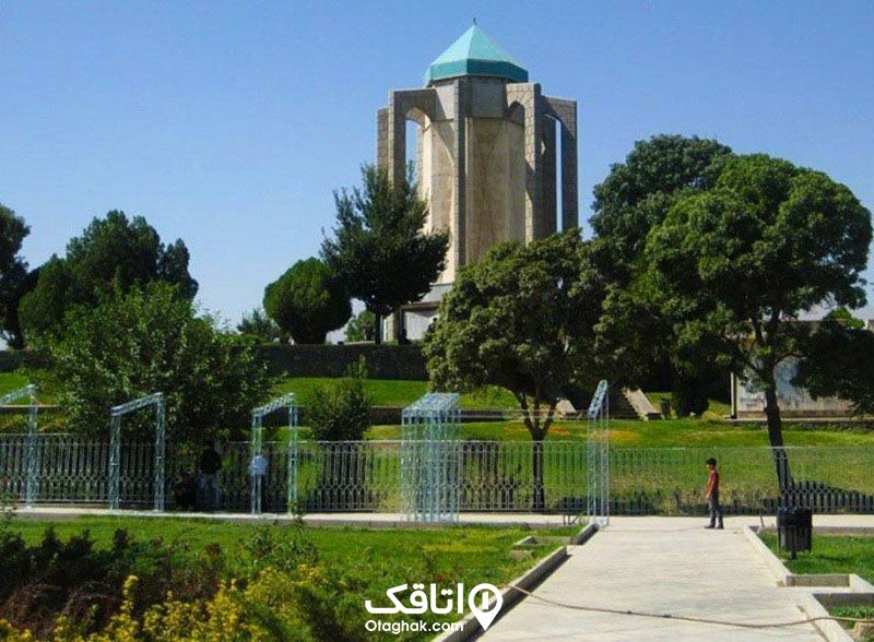 نمایی از آرامگاه بابا طاهر همدان در روز