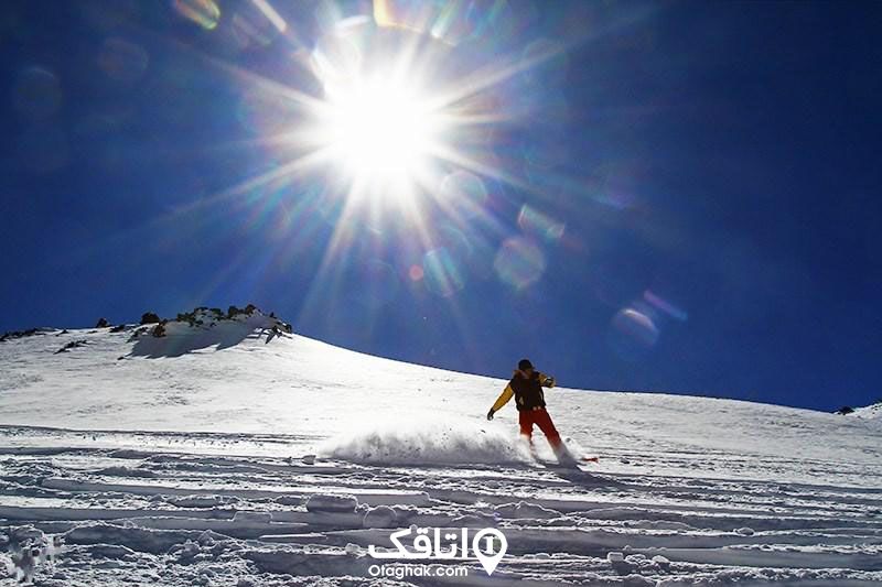 نمایی از اسکی‌بازی که در پیست اسکی تاریک دره ورزش می‌کند