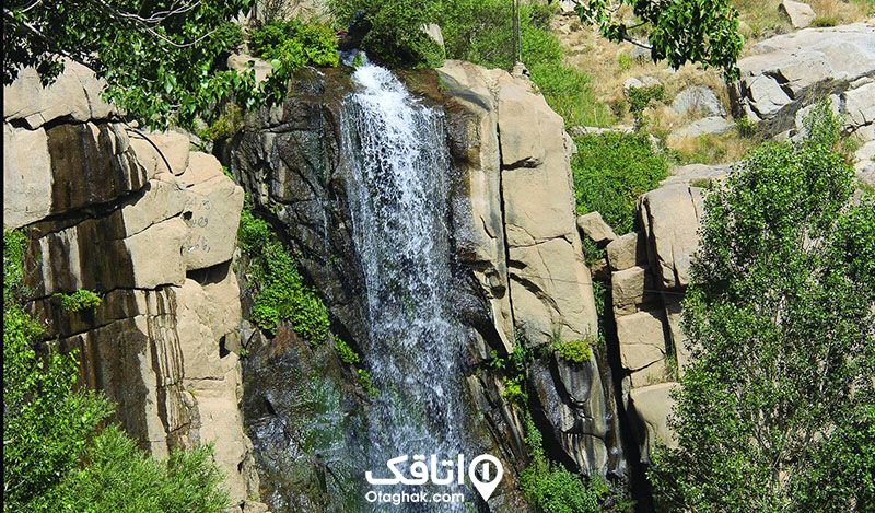 نمایی از آبشار گنج‌نامه در روز