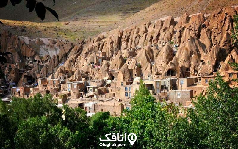 معماری زیبای کندوان که ساختمانها در دل صخره ها بصورت دوطبقه یا بیشتر ایجاد شده اند