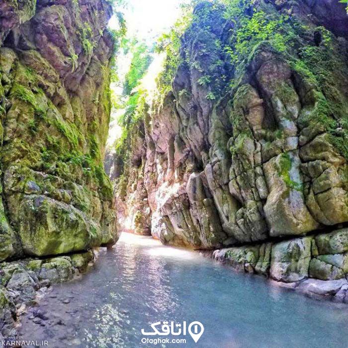رودخانه بین دو صخره بلند در تنگه دار در نوشهر