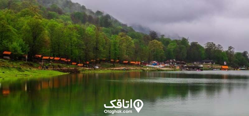 رودخانه پشت سد آویدر یا آبیدر در کنار کوهستان جنگلی نوشهر
